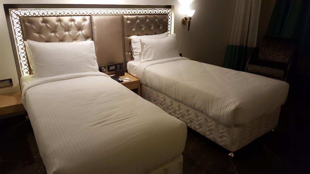 Hotel Peninsula Redpine Mumbai  Buitenkant foto