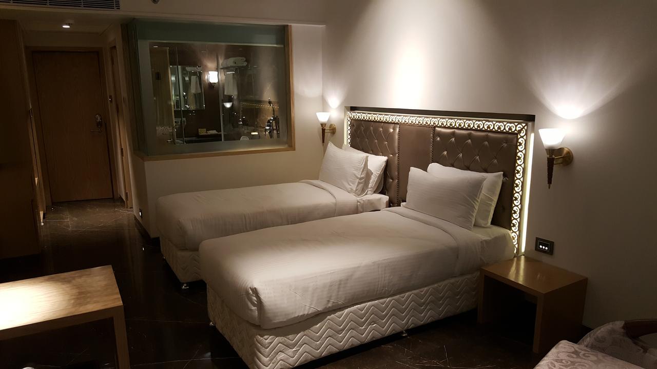 Hotel Peninsula Redpine Mumbai  Buitenkant foto