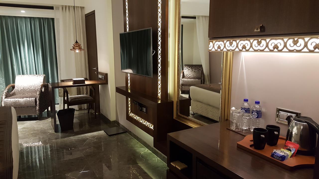 Hotel Peninsula Redpine Mumbai  Buitenkant foto