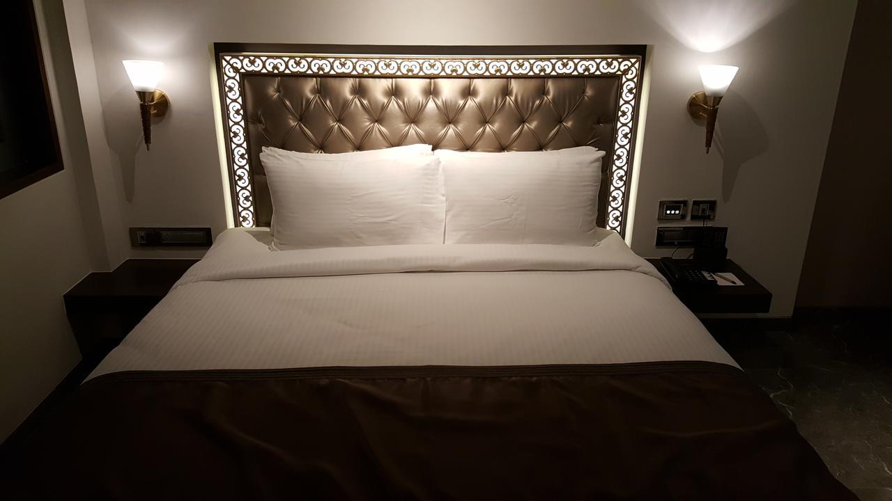 Hotel Peninsula Redpine Mumbai  Buitenkant foto